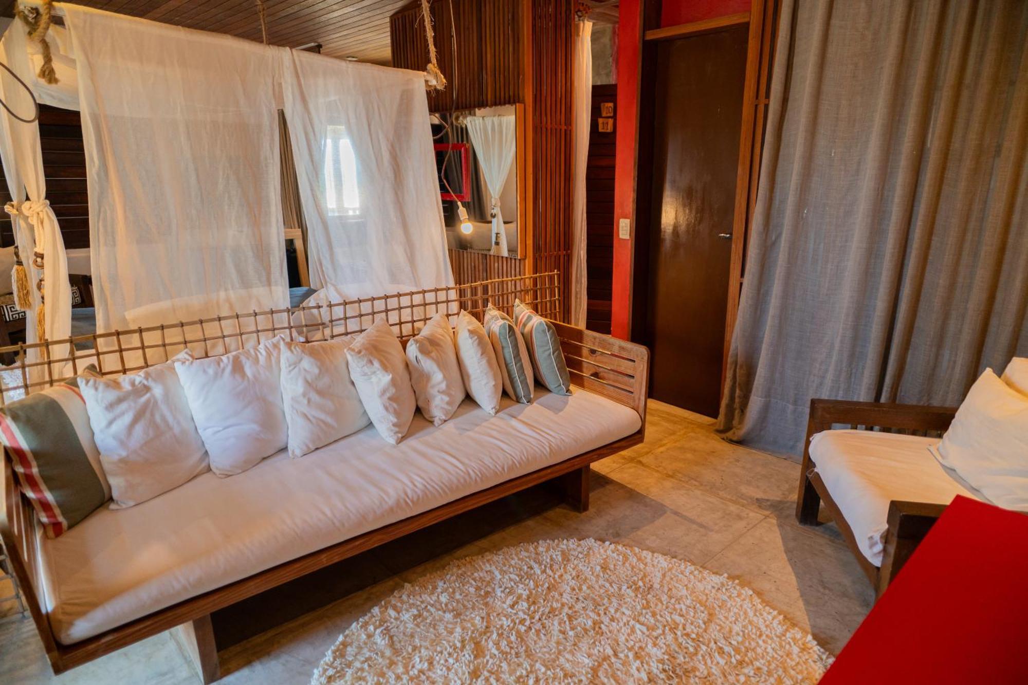 Suite con bañera de hidromasaje y cama grande